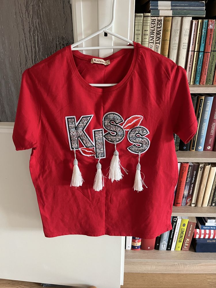 T-shirt damski Kiss ze zdobieniami