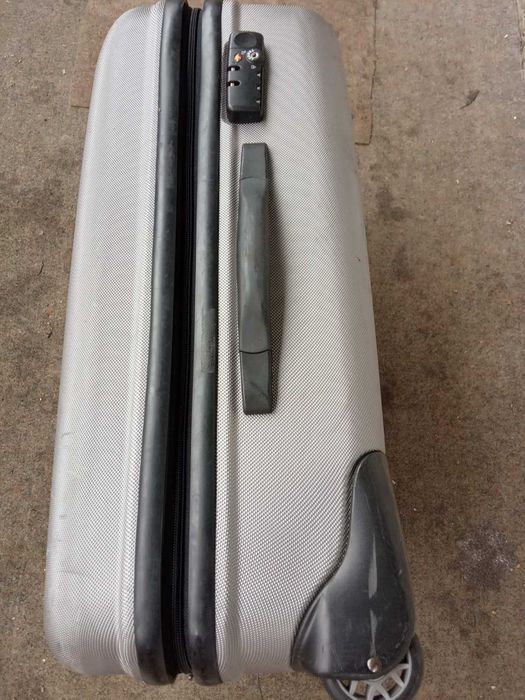 ВалізаПЛАСТИКОВА на колесах. чемодан. 64см