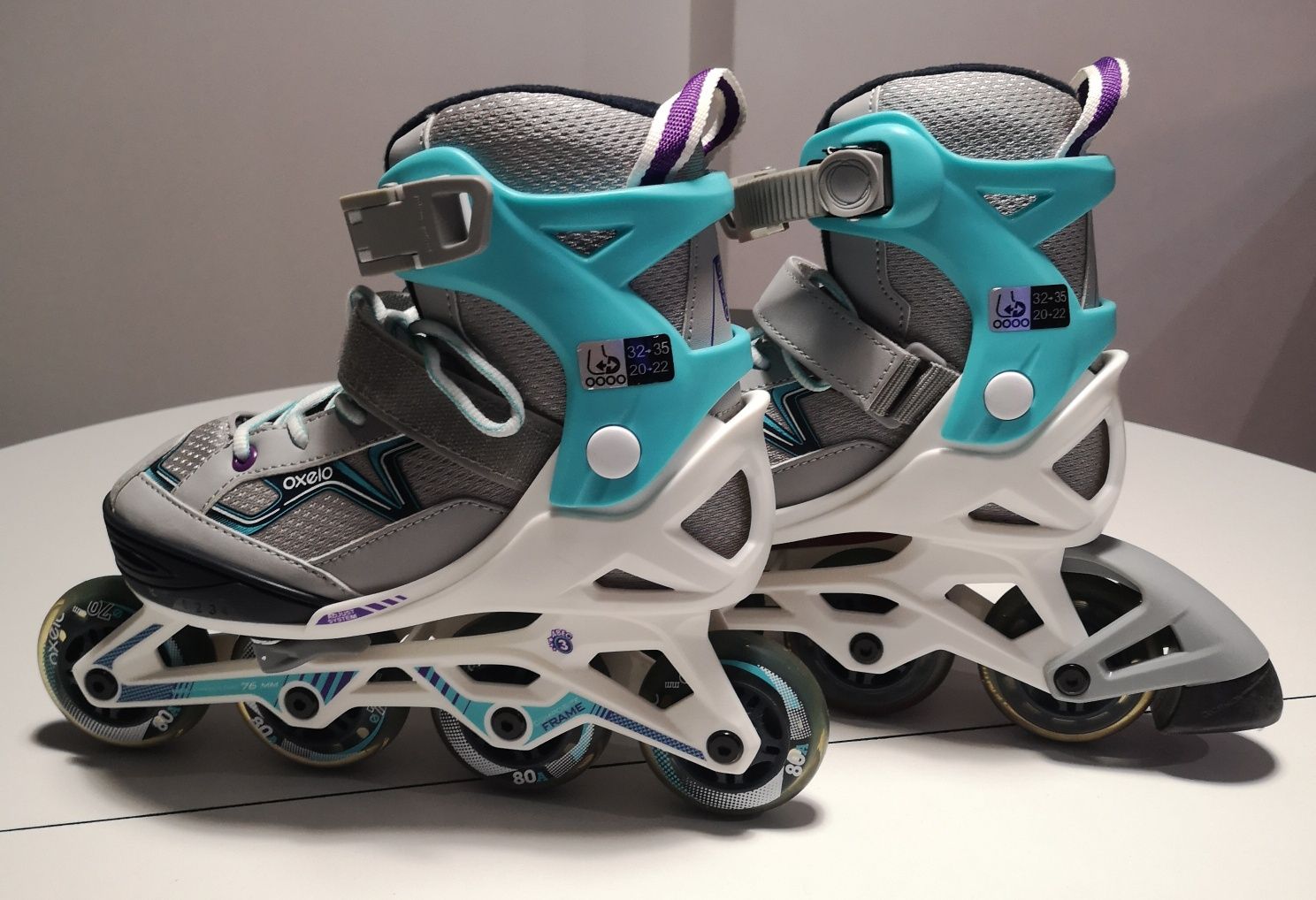 Conjunto de patins em linha, capacete e set de protetores