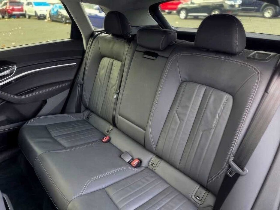 Audi e-tron      2022