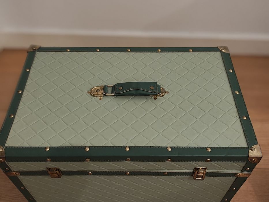 Baú verde elegante  com detalhes dourados tipo cofre