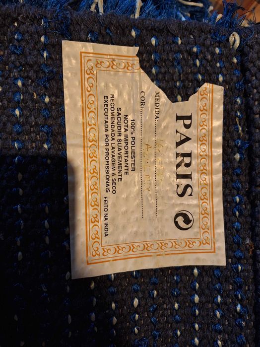 Carpete Azul e Branco