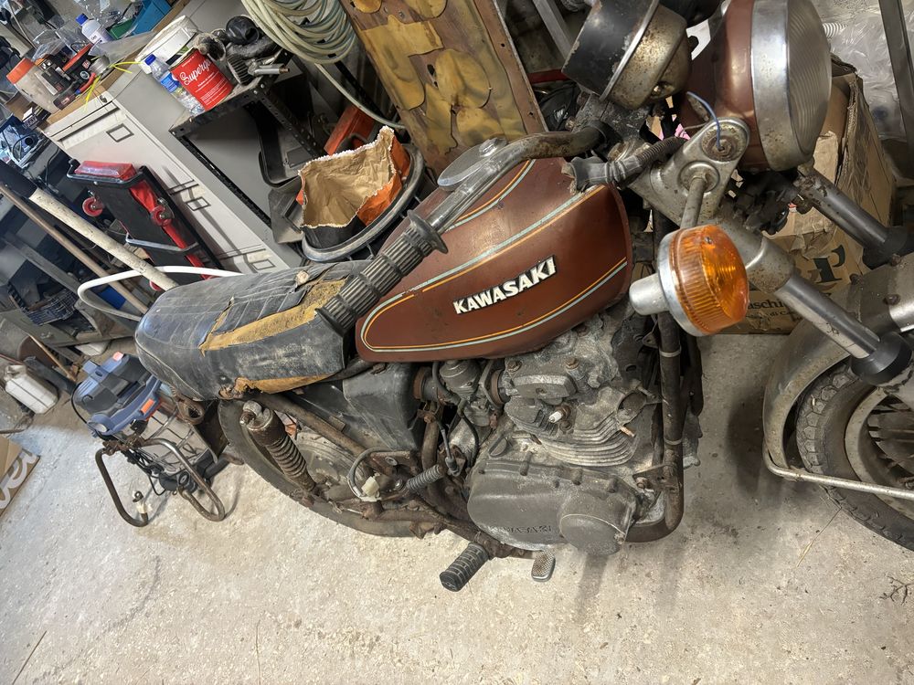 Duas Kawasaki kz400 75’