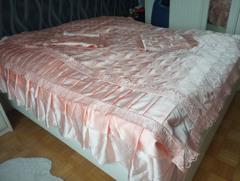 Narzuta na łóżko plus poszewki na poduszki