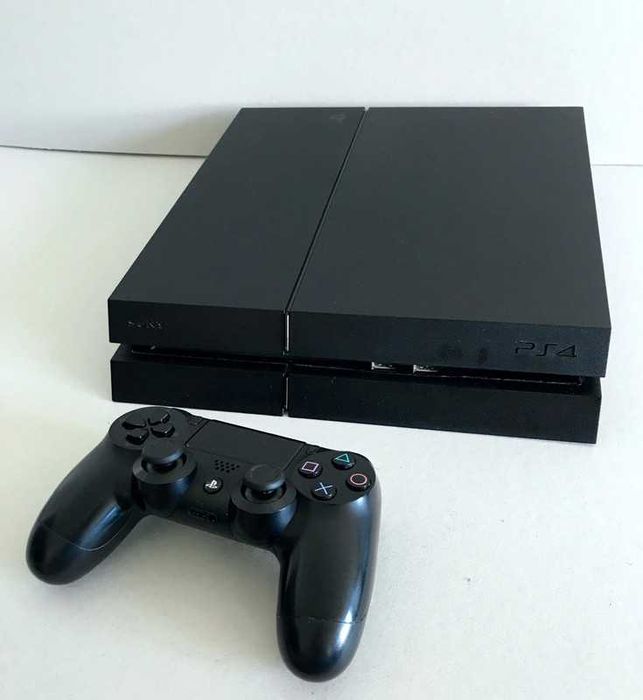 PlayStation 4 z kontrolerem