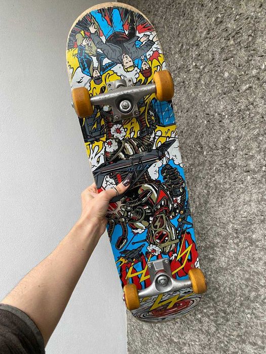 deskorolka z kolorowym dołem