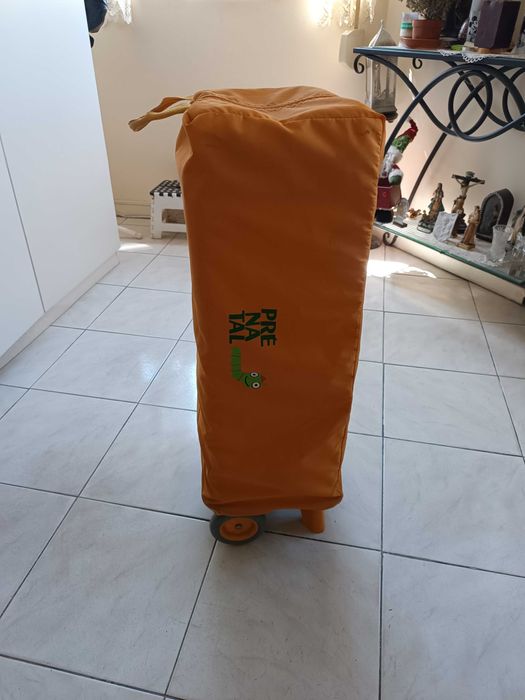 Caminha de bebe com rodas. pratica para levar para passeios