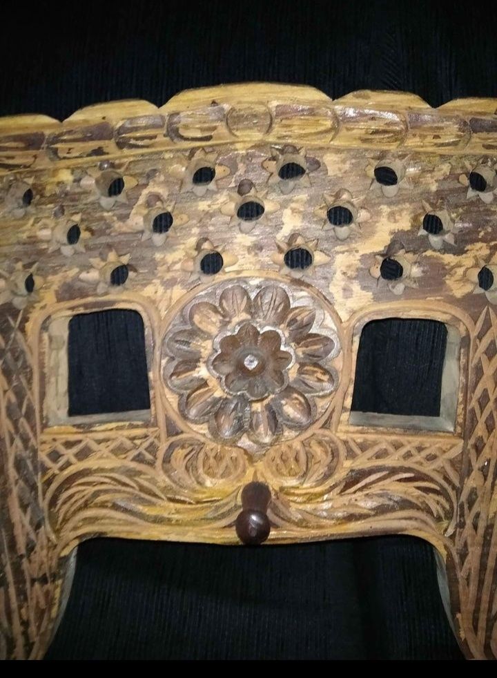 Cabide de parede em forma de canga, de madeira entalhada, com 5 suport