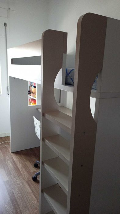 Cama alta com secretária
