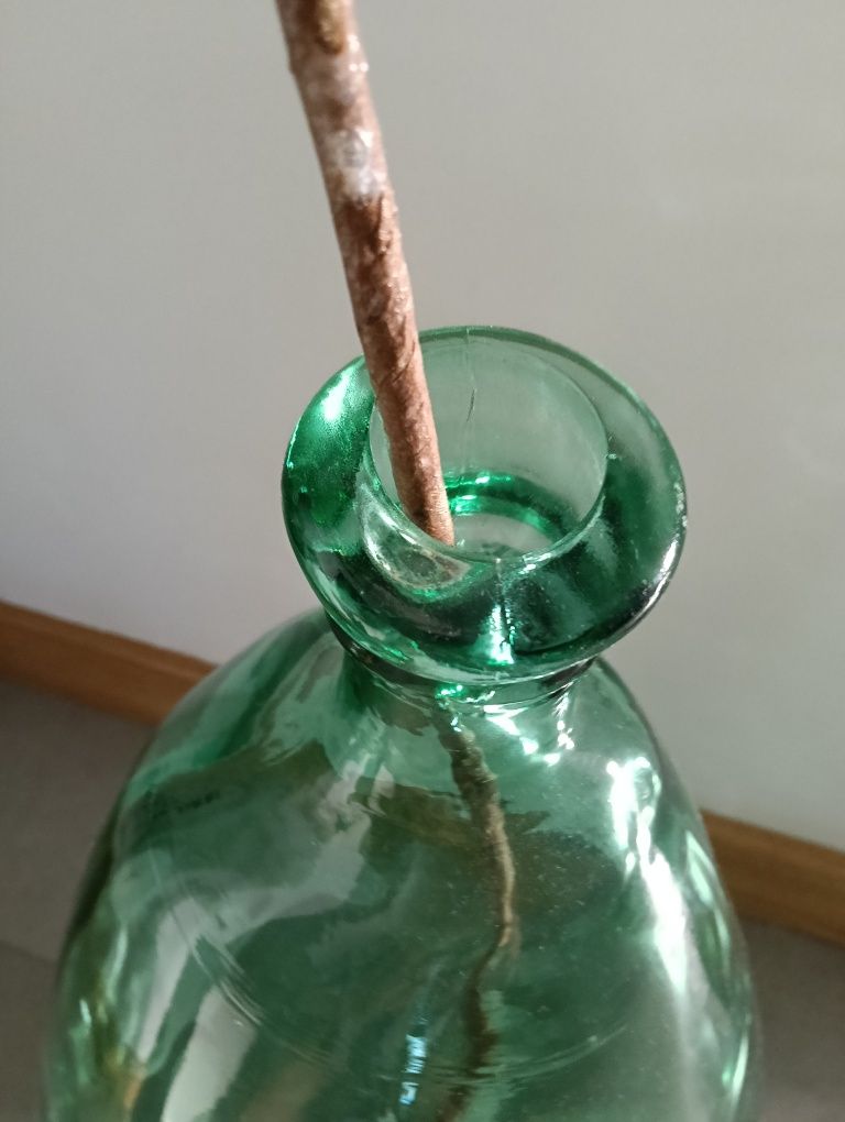 Jarra verde com flor branca