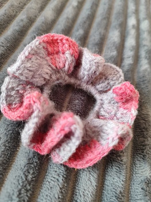 Szaro różowa gumka do włosów scrunchie ręcznie robiona na szydełku