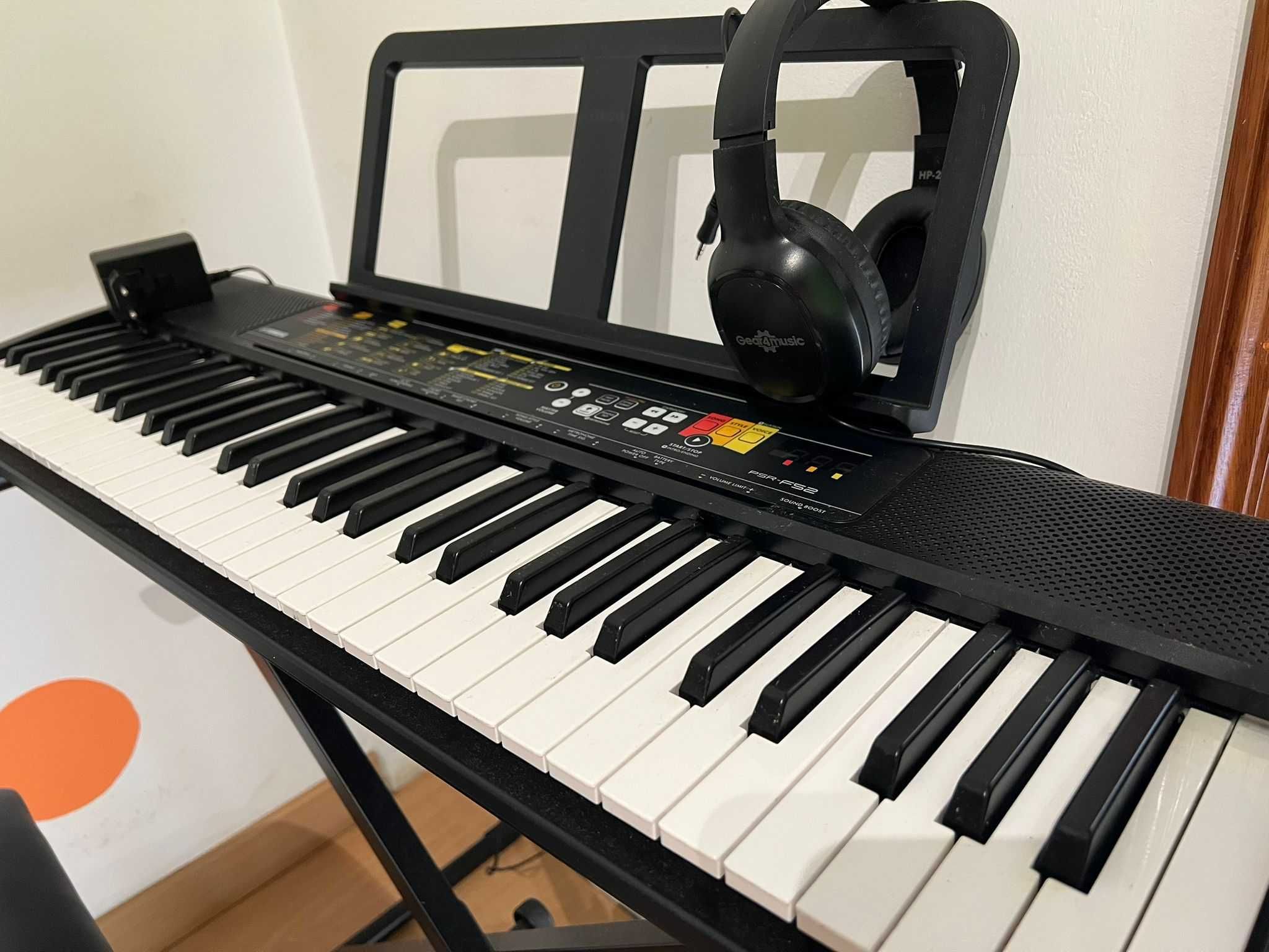 Teclado Yamaha PSR F52 - Fora da caixa, mas em estado IMPECÁVEL!