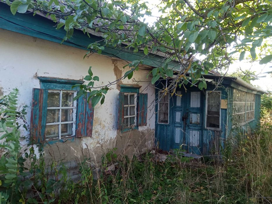 Продається хата в селі, та 30 соток землі приватизованої поруч.