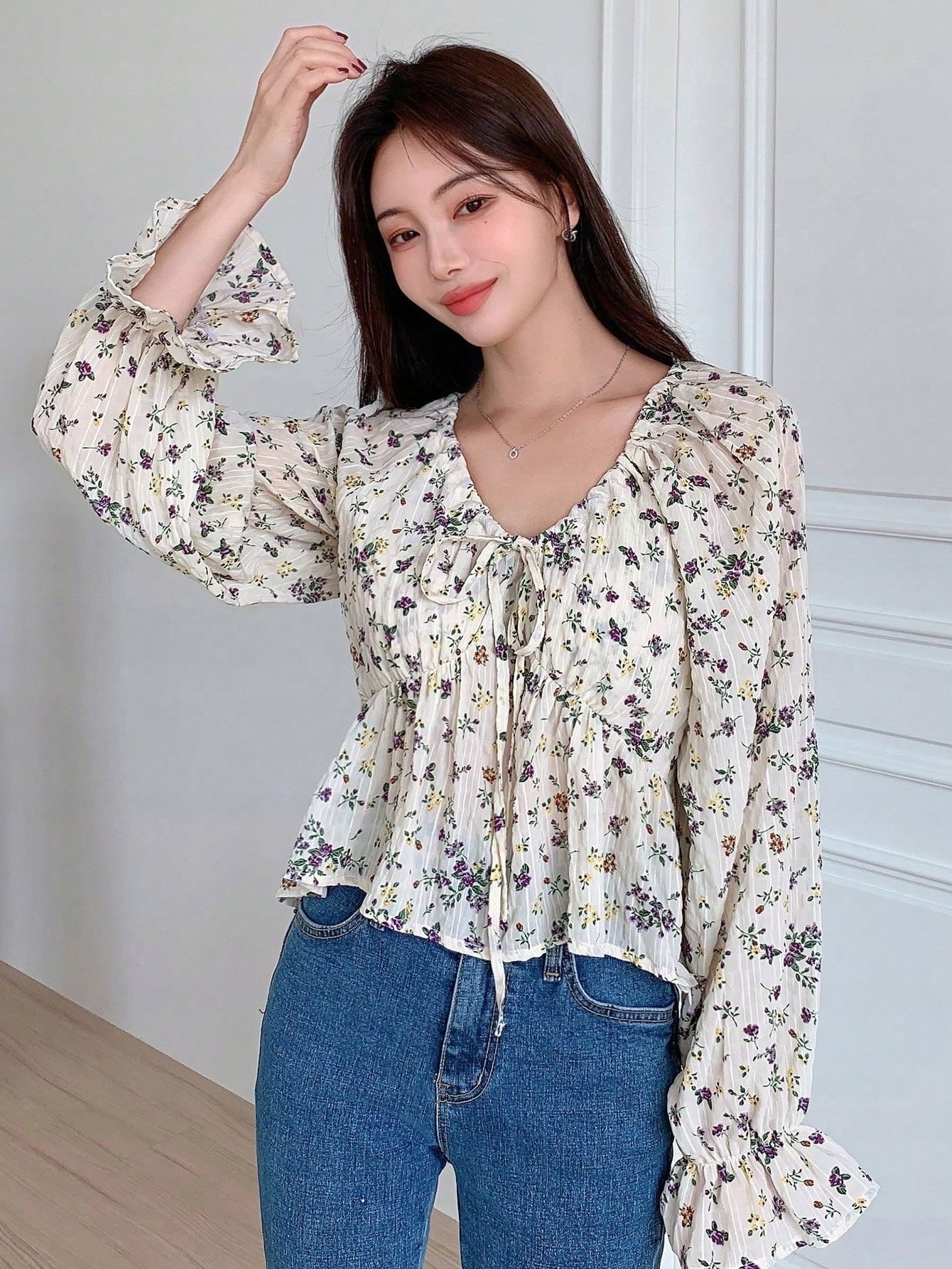 Bluzka W Kwiaty Peplum Boho Z Wiązanym Dekoltem Beżowa Casual Dazy M