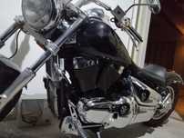 Vendo belíssima moto.suzuk intruder. ano,2001