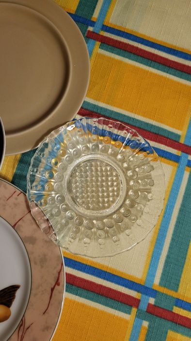 PRL Zestaw różnych talerzyków deserowych.