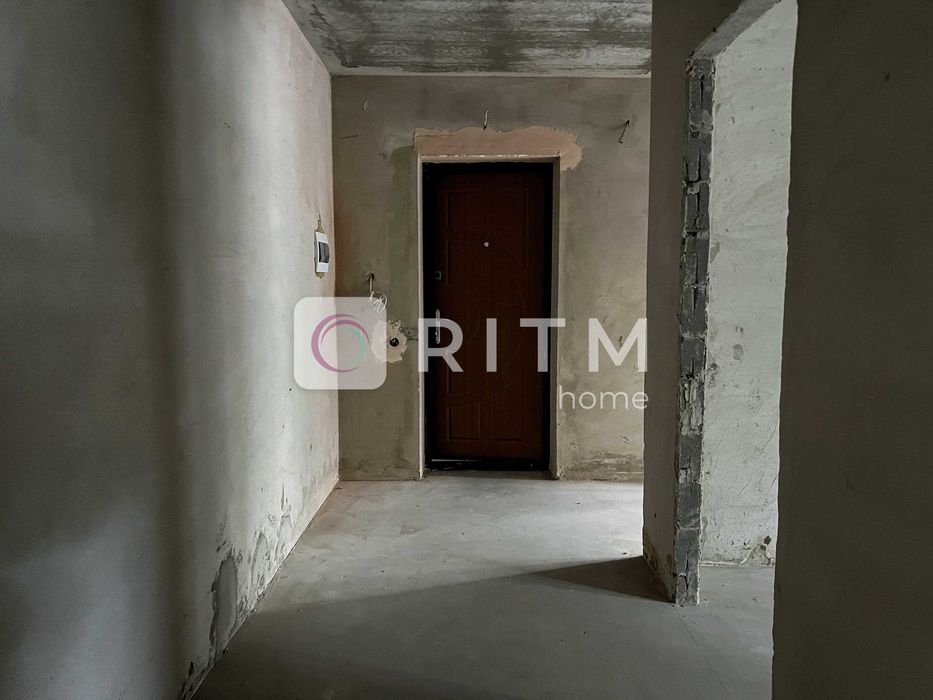 Продається простора квартира в ЖК «Над рікою» на першому поверсі.