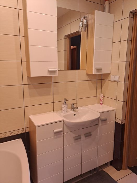 Komplet mebli łazienkowych z umywalka, lustrem i bateria