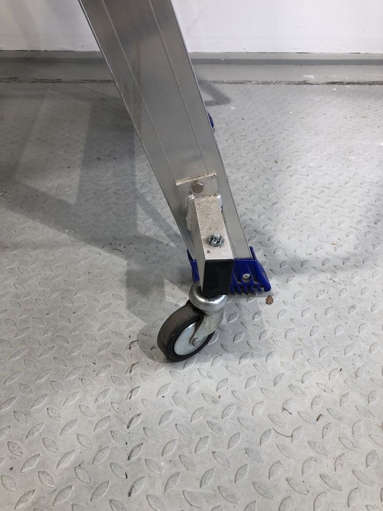 Escada com rodas profissional JORMAX INDUSTRIAL MAX PLUS 4WD
