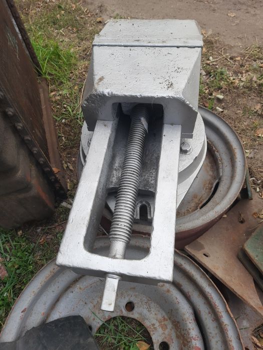 тиски станочные в хорошем рабочем состоянии