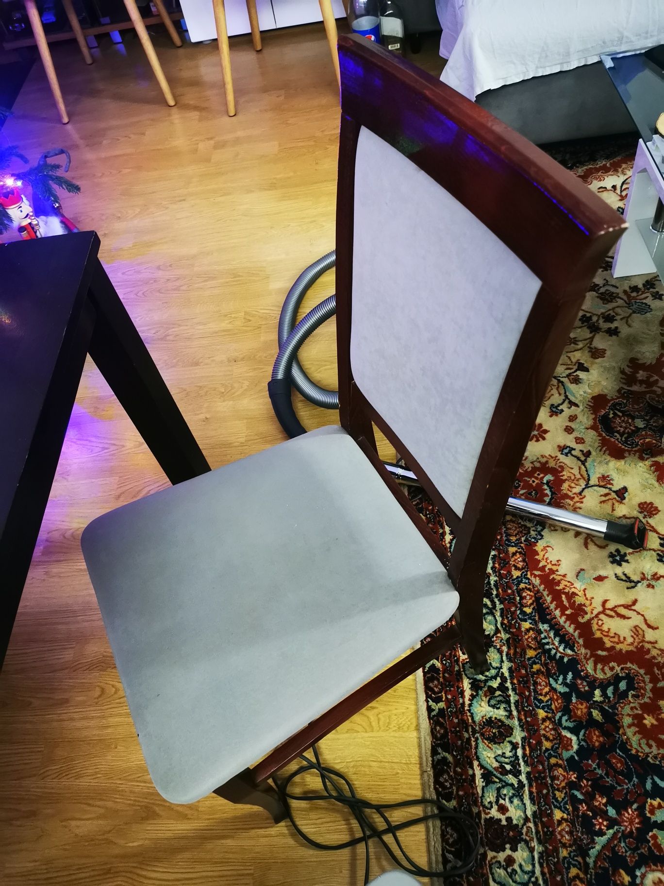 Solidny stół + zestaw 4 krzeseł.