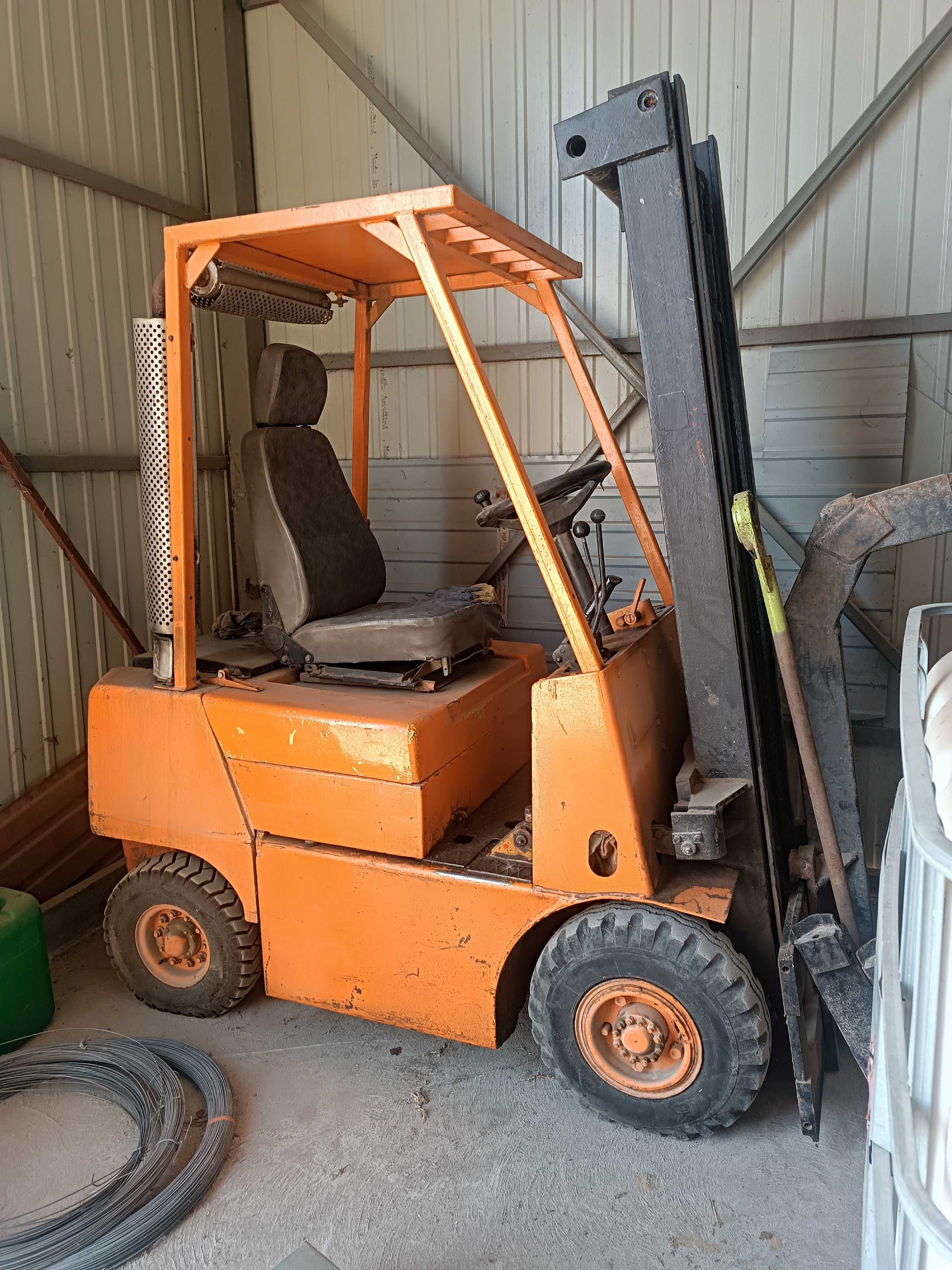 Wózek widłowy terenowy Manitou MC200.