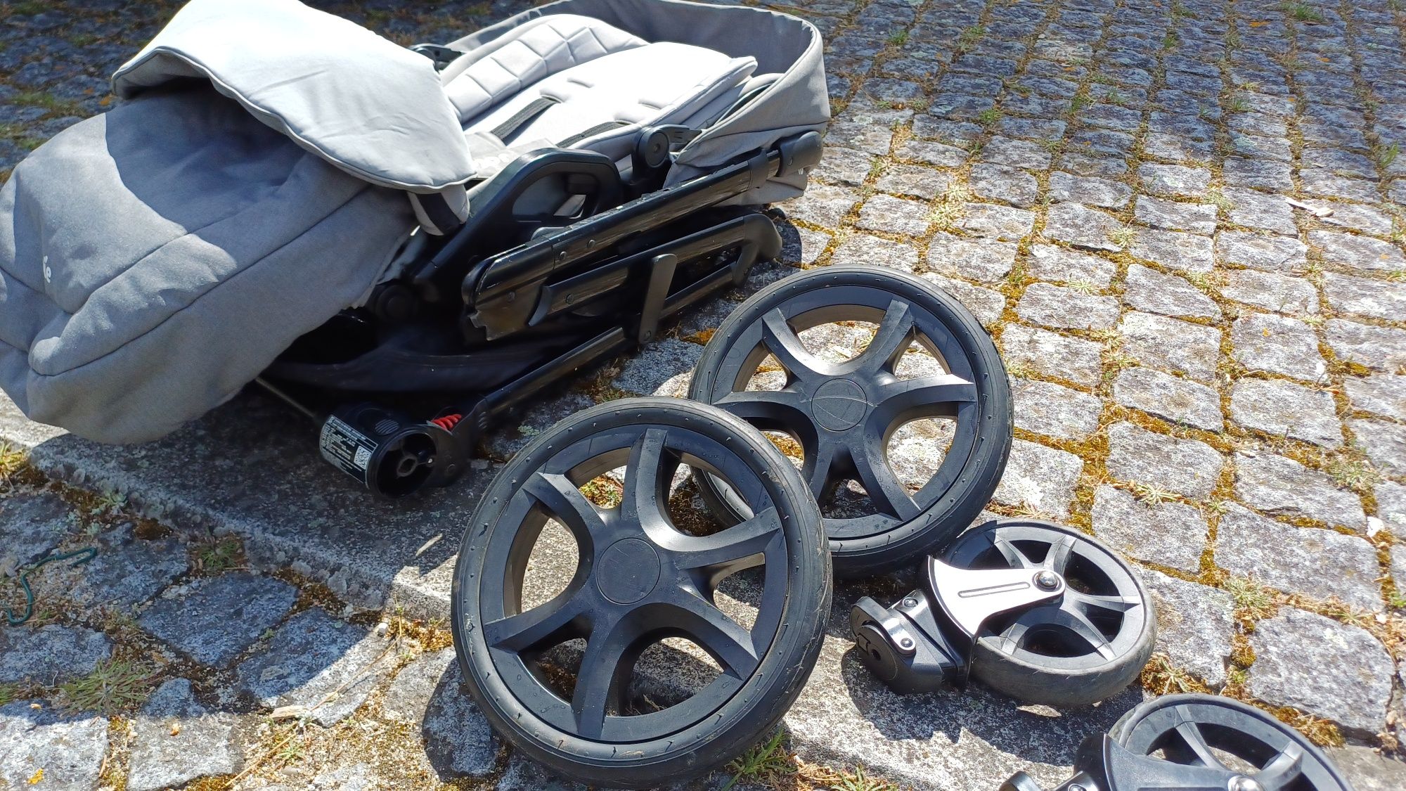 Carrinho Joie Chrome compatível com ovo Cybex (tem adaptadores)