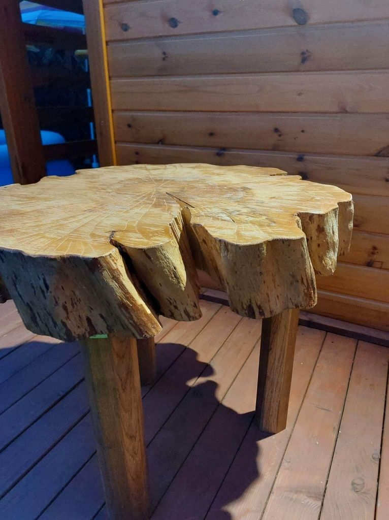 Stolik kawowy z plastra drewna