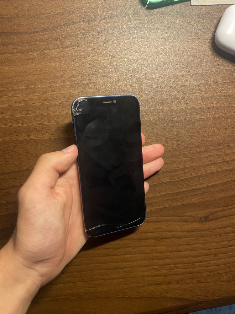 iPhone 12 mini.