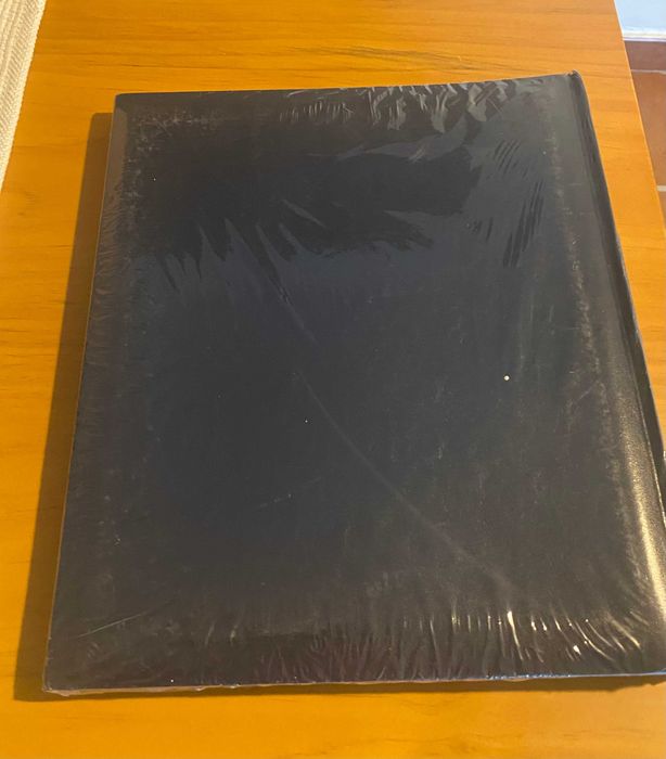 Álbum de fotos promocional Henzo com 60 capas pretas