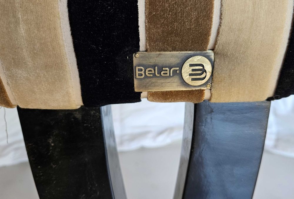 2 cadeirões em madeira e tecido de riscas