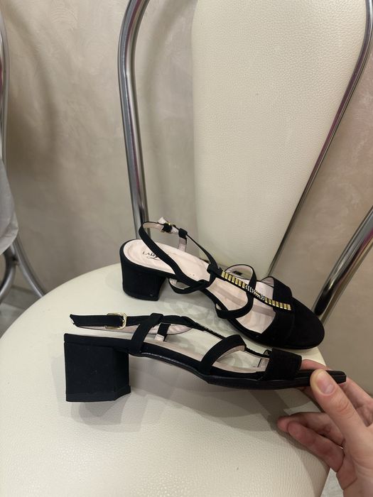 Жіночі босоніжки на підборах, на каблуку