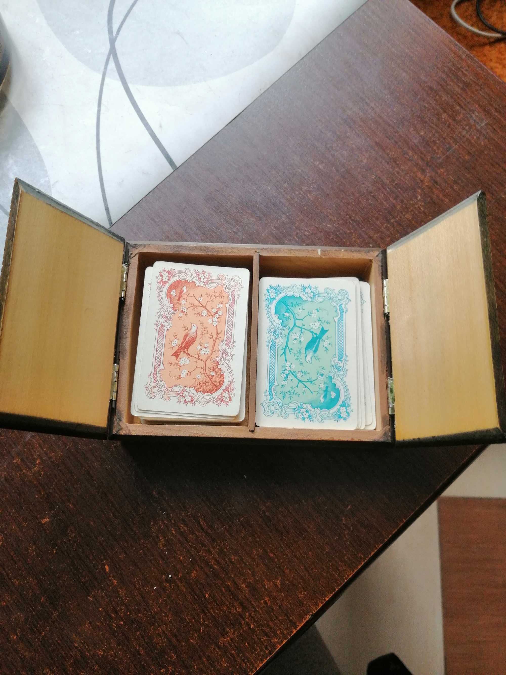 karty do gry w drewnianym pudełku małe ,pasjans itp