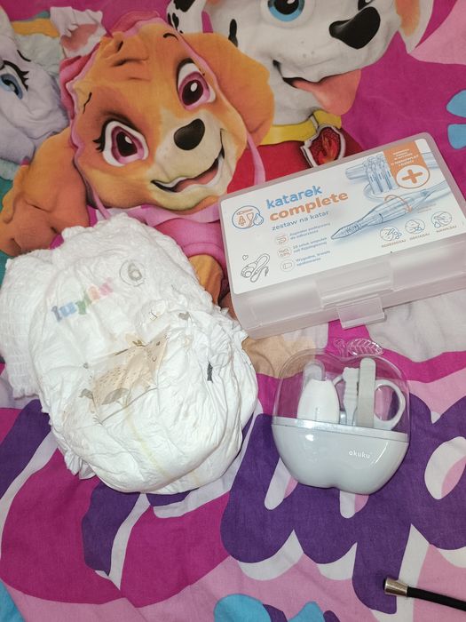 Latarek, pieluszki i zestaw pielęgnacyjny dla maluszka