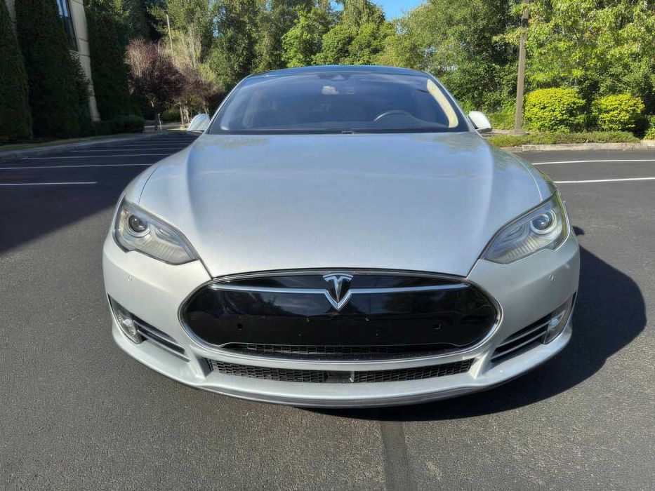 Tesla Model S 85D      2015
