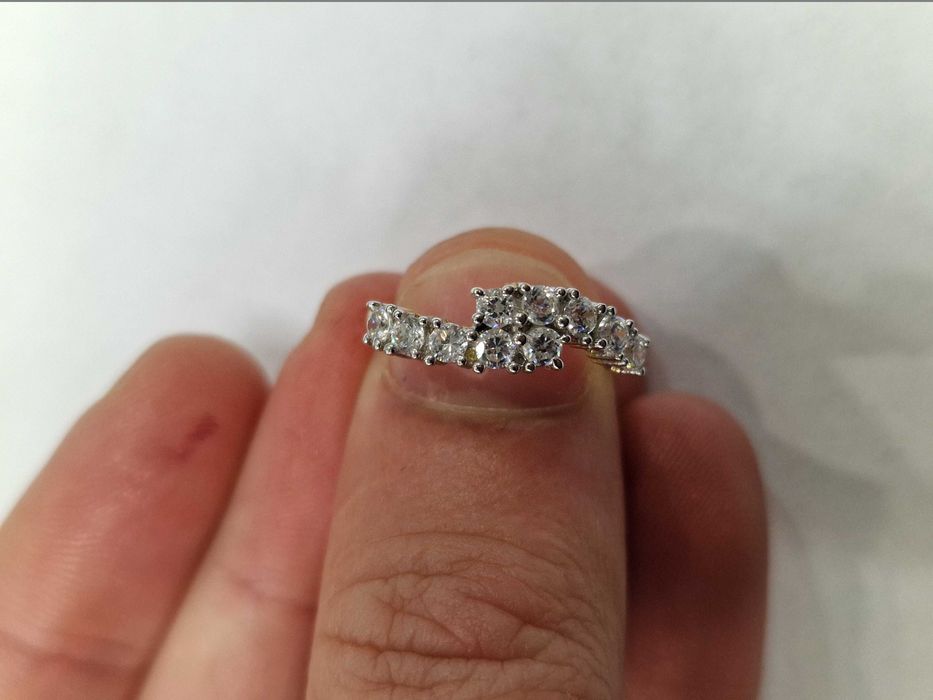 Złoty pierścionek damski/ 585/ 2.49 gram/ R12/ Cyrkonie