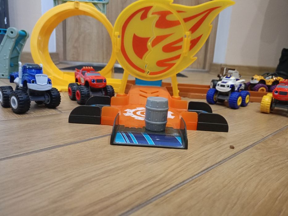 Zabawki z serii Blaze i Megamaszyny Nickledon Tor + 6 bajkowych  pojaz