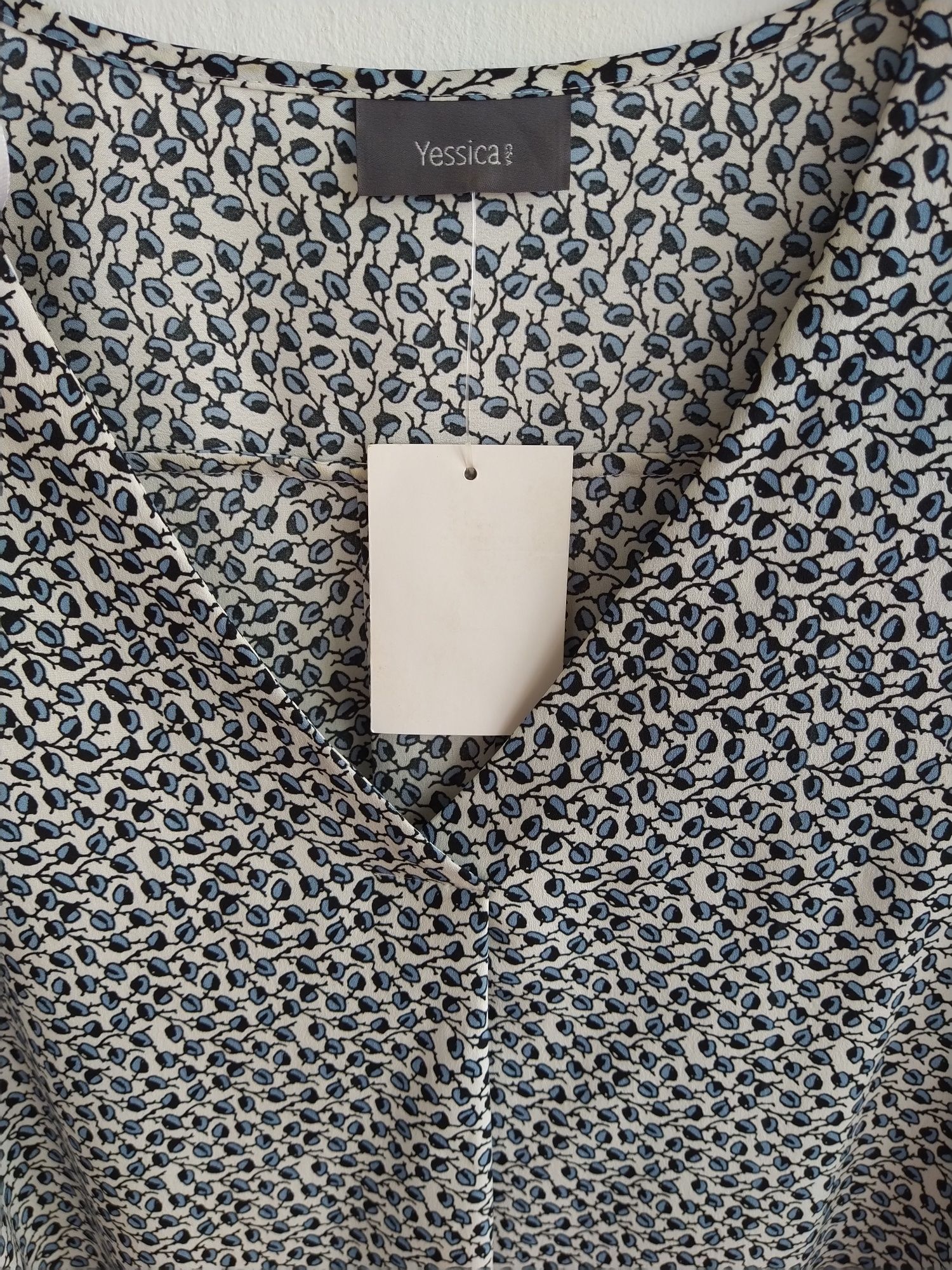 Blusa com padrão - C&A - Tamanho 38 - Nova!