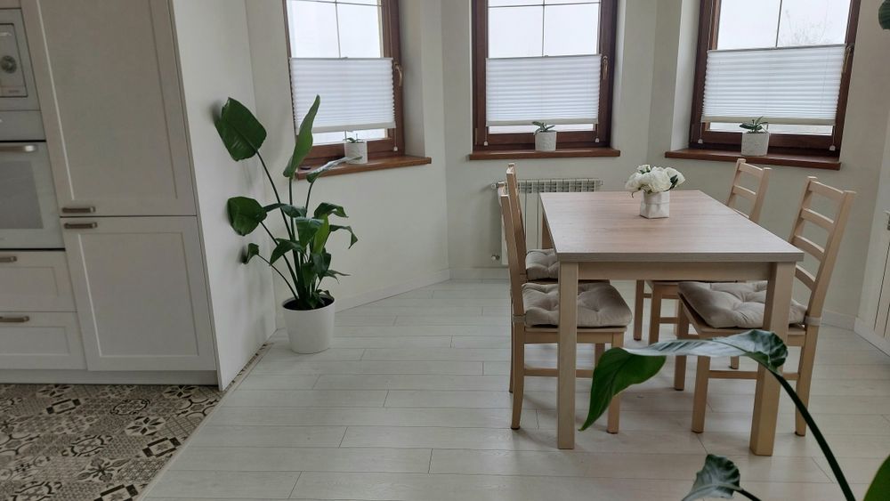 Stół rozkladany plus 4 krzesla- komplet do jadalni