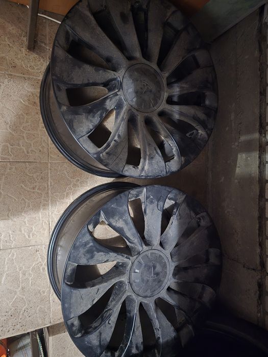 Диски тесла Y performance 21 різноширокі.