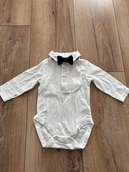 Białe body z muszką, granayowe spodnie, rozmiar 62
