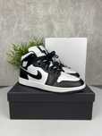 Świetne / buty sneakersy / Nike / Air Jordan 1 Mid / r. 42 n158
