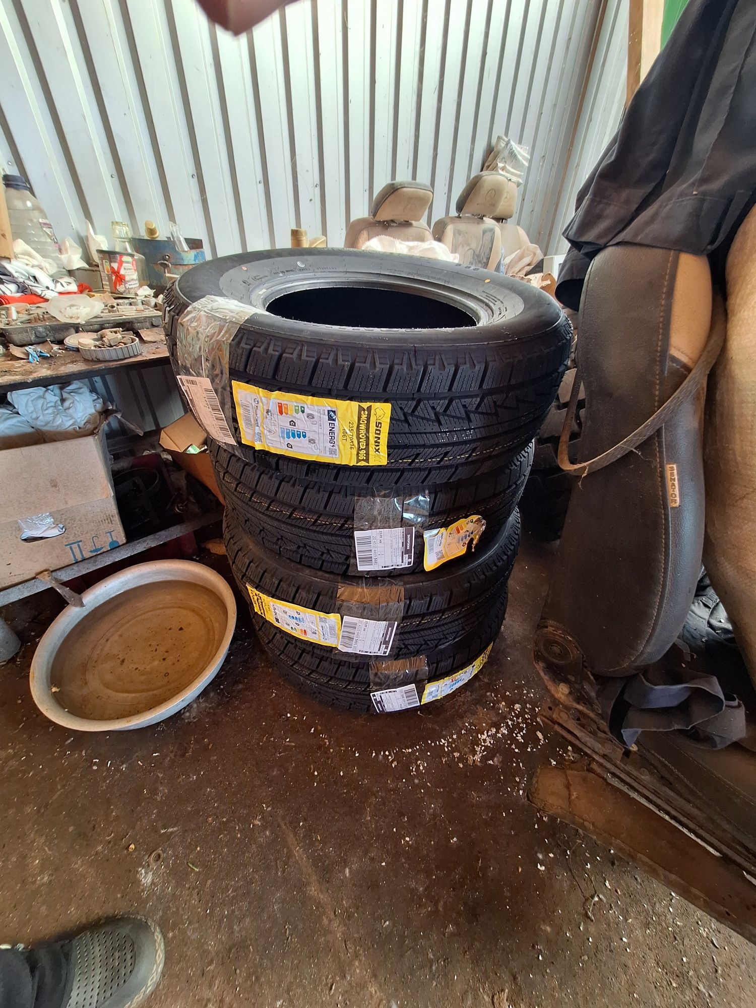 Зимова гума Sonix 235/70 R16