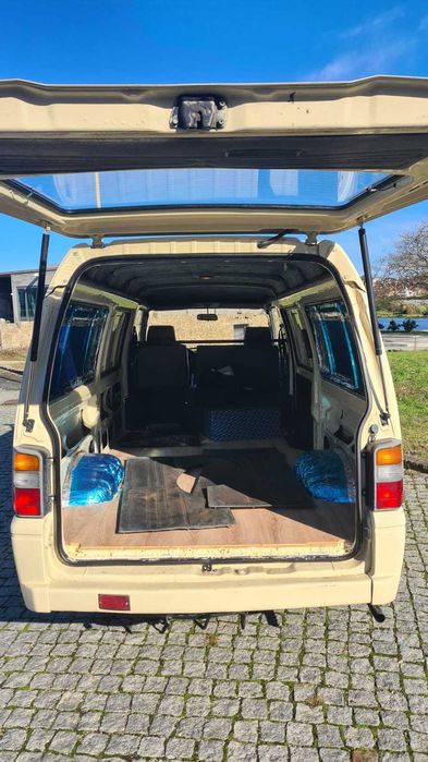 Mitsubishi L300 longa e teto alto