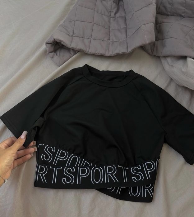 Спортивный топ с переплетами