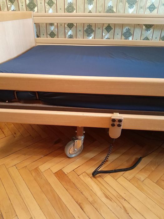 Ортопедичне, медичне ліжко з матрацом Invacare