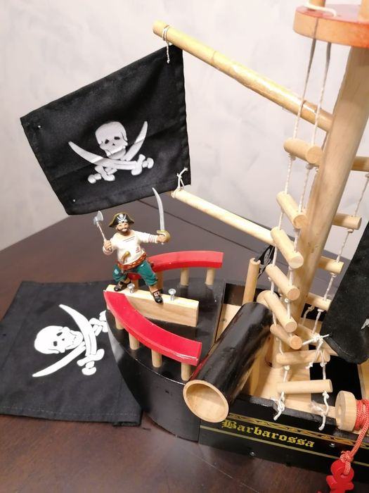 Statek piracki drewniany