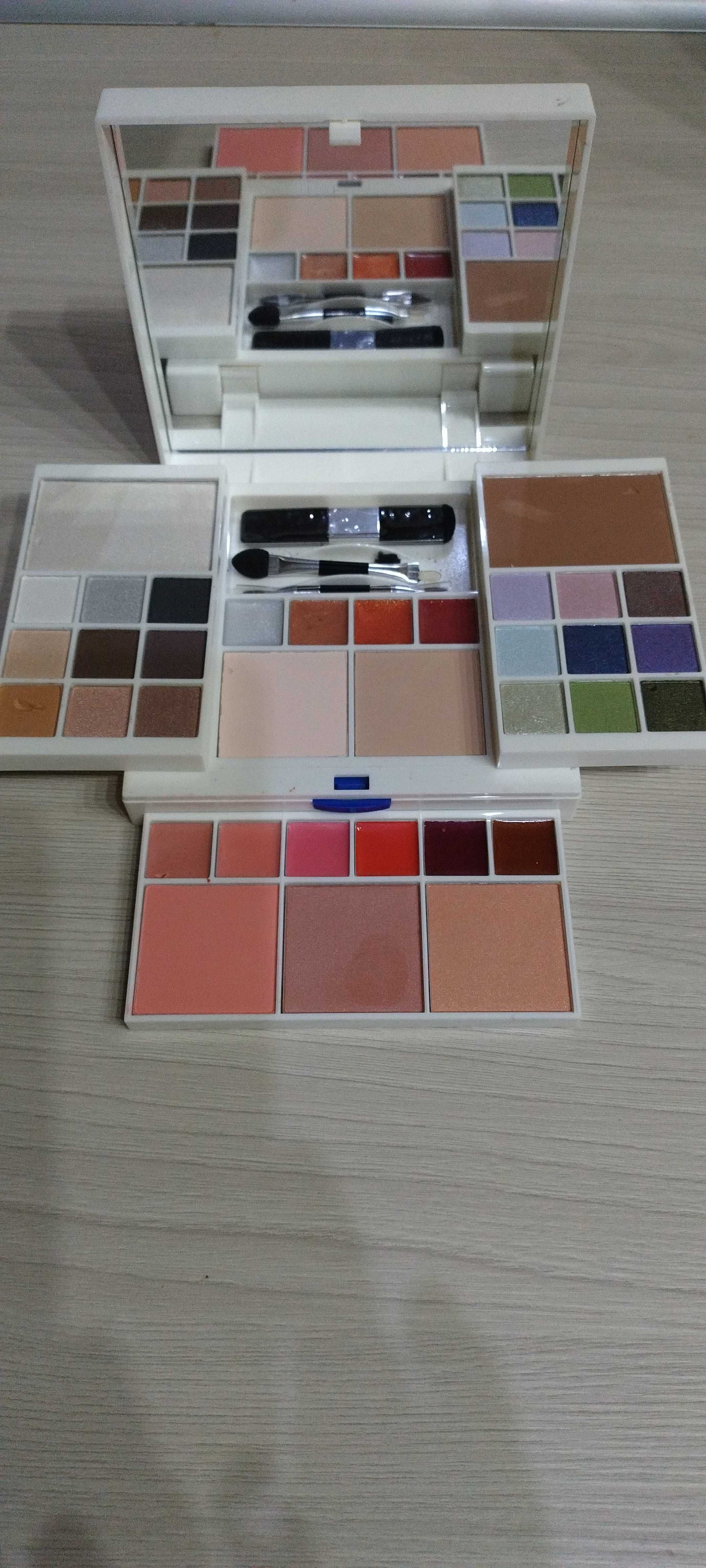 Paleta do makijażu.