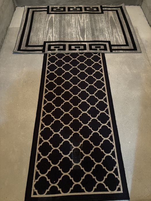 Chodnik. Dywan shaggy jasny z pawiami i brazowy jednolity