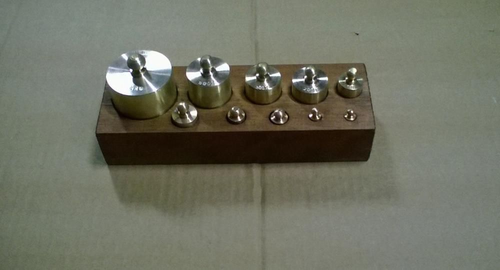 pesos de balança em latão